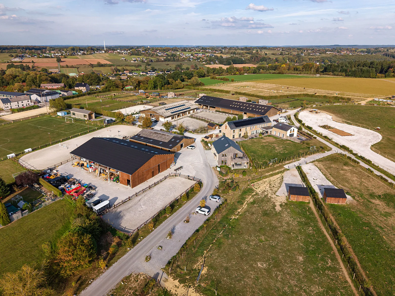 Vue aérienne du domaine du Pré Mathy avec ses écuries, ses prés et ses chemins de terre