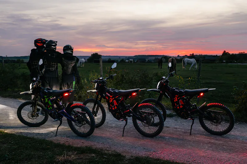 Pilotes et Sur-Ron réunis sur un chemin au coucher du soleil